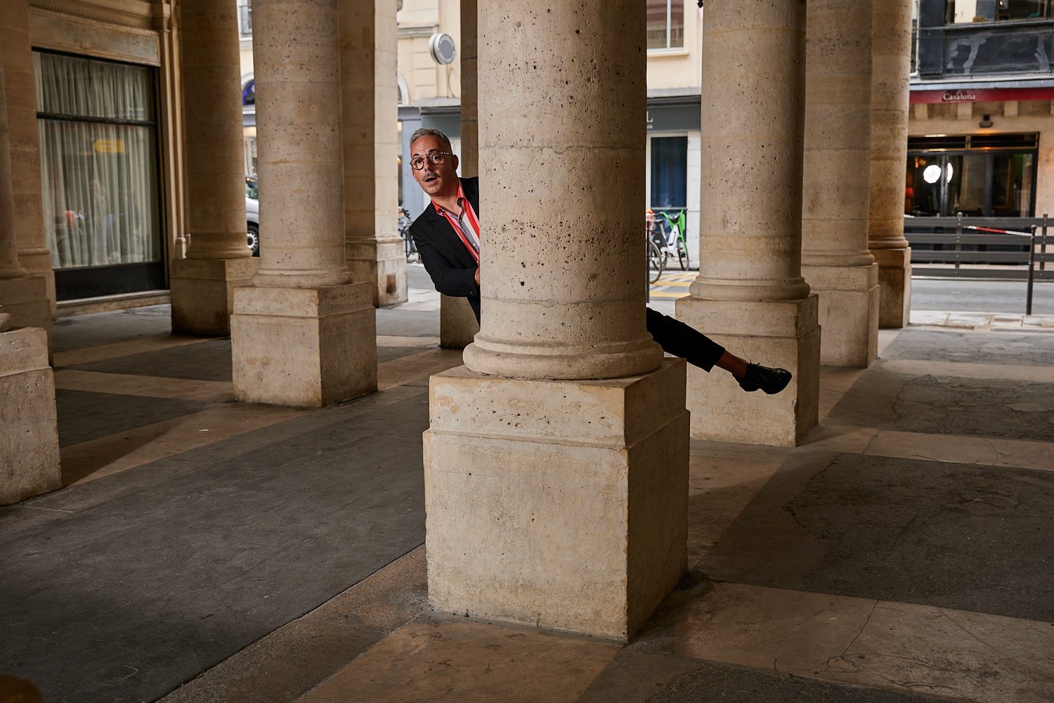 Jean-Philippe Pisanias derrière une colonne